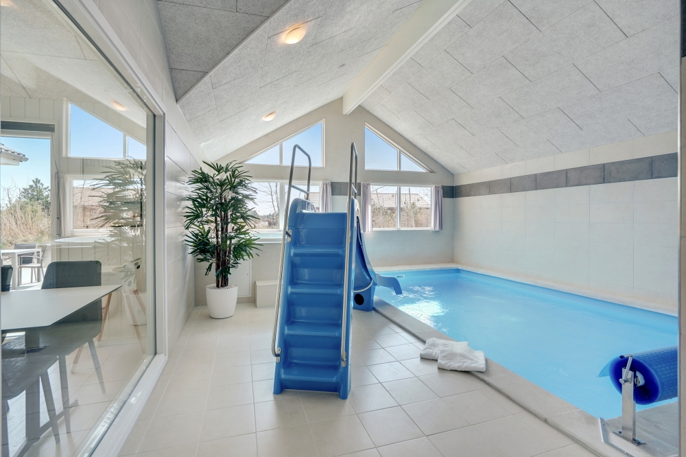 Das Ferienhaus 525 hat einen schicken Poolbereich mit Wasserrutsche, einem geräumigen, eingelassenen Whirlpool und einer Sauna.