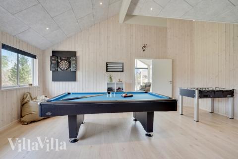 Neben den vielen schönen Stunden, die man im Poolbereich des Hauses verbringen kann, bietet das Luxusferienhaus 525 auch Spielevergnügen bei Billard/Tischtennis und Darts