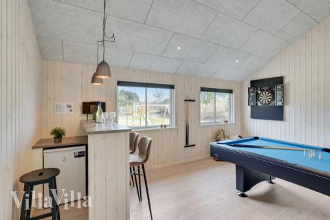 Das Luxusferienhaus 525 für 16 Personen hat einen großen Aktivitätsraum mit u. a. Billard und Darts