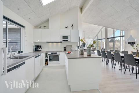 Der Aufenthaltsraum bietet Platz für 16 Personen, wenn ihr das Ferienhaus 525 in Lolland/Falster/Mön besucht.