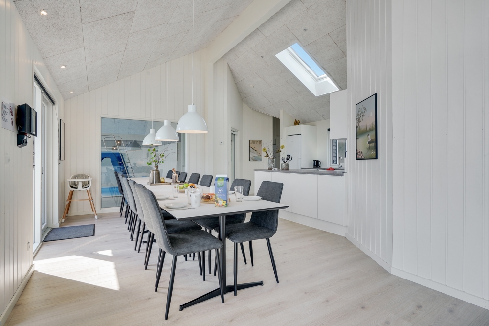 Aufenthaltsraum mit Platz für 16 im Luxusferienhaus Nr. 525.