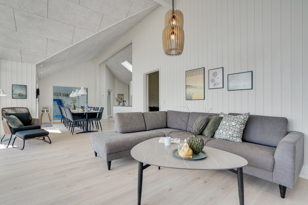 Die Couch im Luxusferienhaus Nr. 525 in Lolland/Falster/Mön lädt zu Gesellschaftsspielen oder zu Kinoabenden ein.
