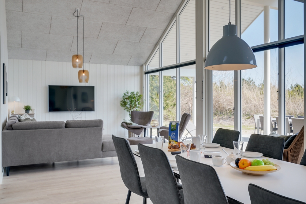 Der große, lichtdurchflutete Aufenthaltsraum im Luxusferienhaus Nr. 525 für 16.