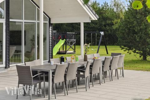 Auf der Terrasse des Ferienhauses Nr. 525 ist Platz für 16 Personen.