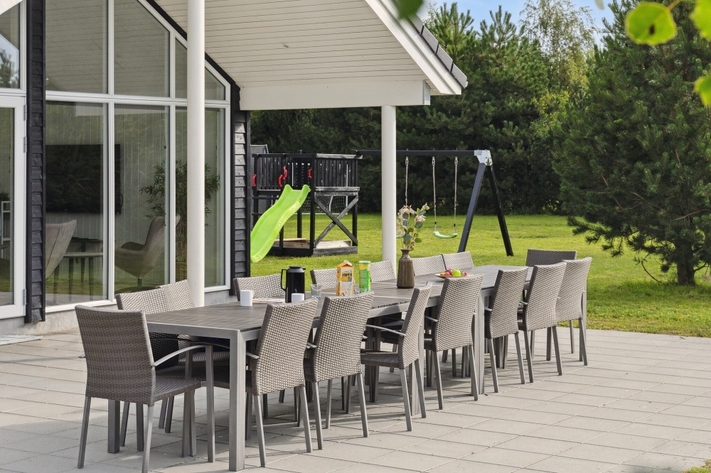 Auf der Terrasse des Ferienhauses Nr. 525 ist Platz für 16 Personen.