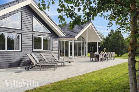 Genießen Sie einen Grillabend auf der Terrasse des Luxusferienhauses Nr. 525 in Lolland/Falster/Mön