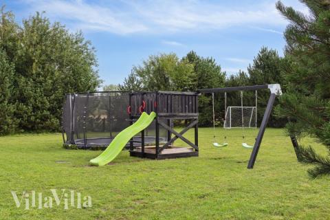 Zu dem attraktiven Ferienhaus Nr. 525 in Lolland/Falster/Mön gehört auch ein tolles Angebot im Außenbereich, z. B. Spieleturm und Schaukeln