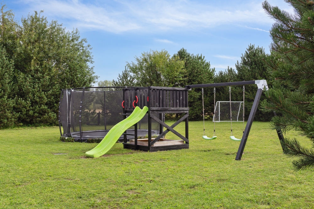 Zu dem attraktiven Ferienhaus Nr. 525 in Lolland/Falster/Mön gehört auch ein tolles Angebot im Außenbereich, z. B. Spieleturm und Schaukeln