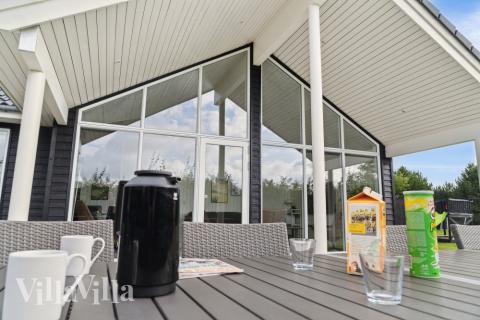 Große Terrasse am Luxusferienhaus Nr. 525 in Lolland/Falster/Mön.