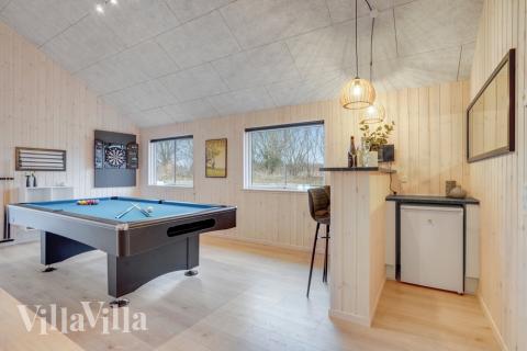 Neben den vielen schönen Stunden, die man im Poolbereich des Hauses verbringen kann, bietet das Luxusferienhaus 524 auch Spielevergnügen bei Billard/Tischtennis und Darts
