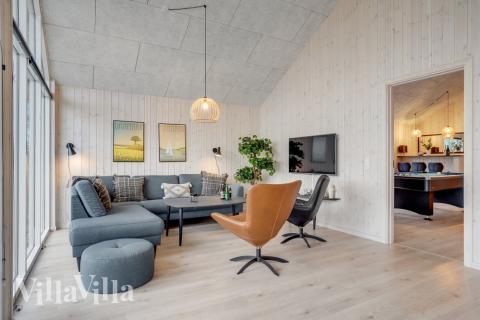 Die Couch im Luxusferienhaus Nr. 524 in Südjütland lädt zu Gesellschaftsspielen oder zu Kinoabenden ein.