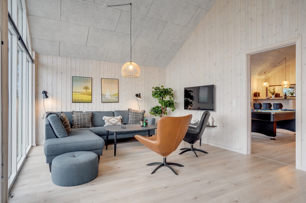 Die Couch im Luxusferienhaus Nr. 524 in Südjütland lädt zu Gesellschaftsspielen oder zu Kinoabenden ein.