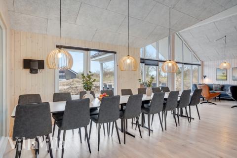 Der große, lichtdurchflutete Aufenthaltsraum im Luxusferienhaus Nr. 524 für 16.