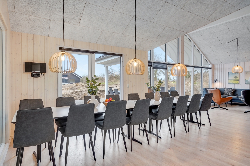 Der große, lichtdurchflutete Aufenthaltsraum im Luxusferienhaus Nr. 524 für 16.