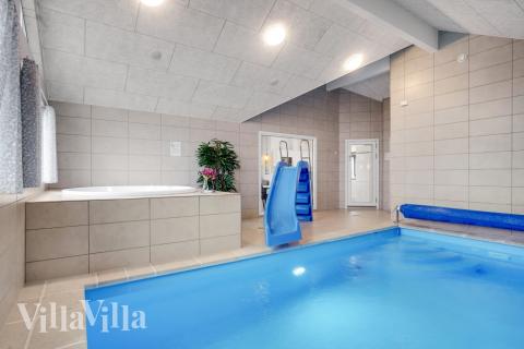 Das Ferienhaus 524 hat einen schicken Poolbereich mit Wasserrutsche, einem geräumigen, eingelassenen Whirlpool und einer Sauna.