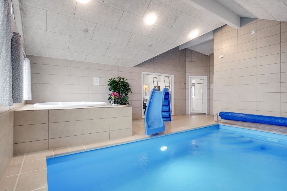 Das Ferienhaus 524 hat einen schicken Poolbereich mit Wasserrutsche, einem geräumigen, eingelassenen Whirlpool und einer Sauna.