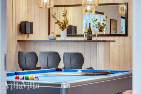 Aktivitätsraum im Luxusferienhaus Nr. 524 mit 6 Schlafzimmern und Platz für 16 Gäste.