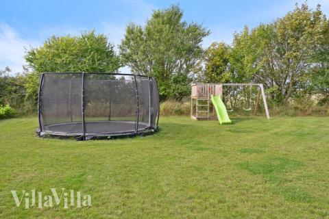Zu dem attraktiven Ferienhaus Nr. 524 in Südjütland gehört auch ein tolles Angebot im Außenbereich, z. B. Spieleturm und Schaukeln