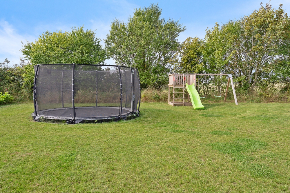 Zu dem attraktiven Ferienhaus Nr. 524 in Südjütland gehört auch ein tolles Angebot im Außenbereich, z. B. Spieleturm und Schaukeln