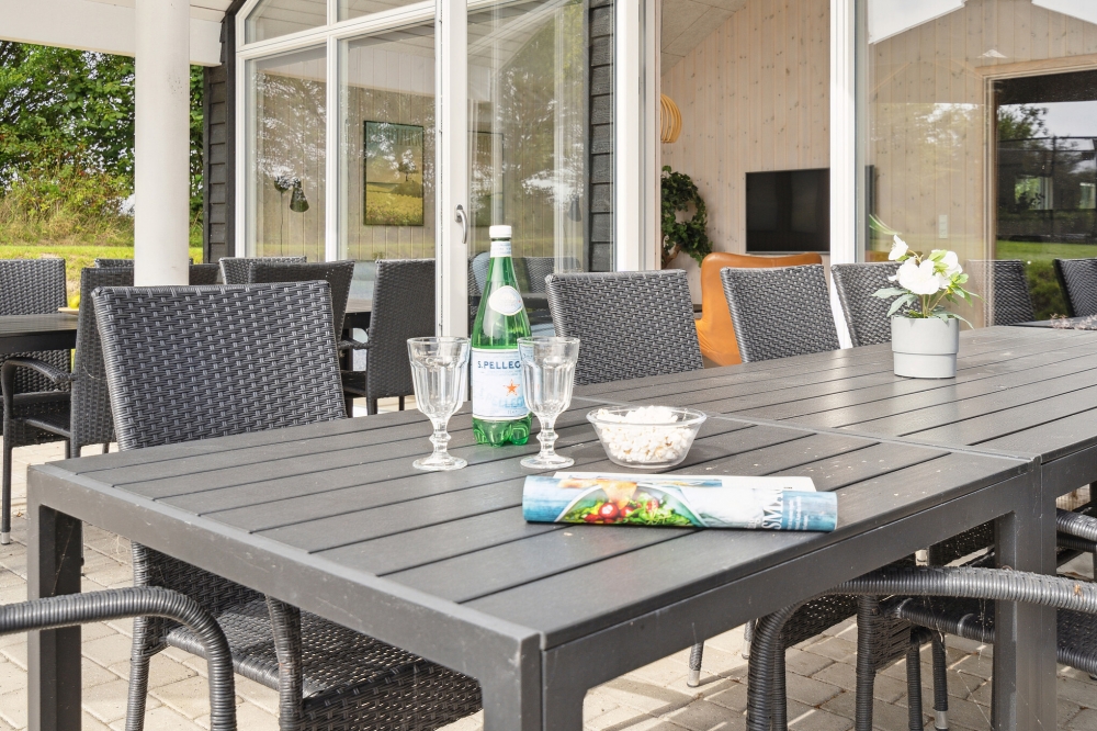 Auf der Terrasse des Ferienhauses Nr. 524 ist Platz für 16 Personen.