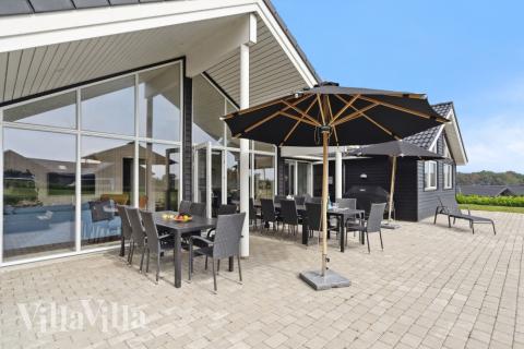 Genießen Sie einen Grillabend auf der Terrasse des Luxusferienhauses Nr. 524 in Südjütland