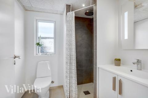 Eines der Badezimmer im Luxusferienhaus Nr. 523