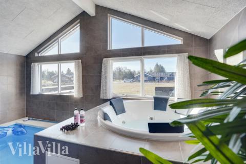 Genießen Sie den warmen Whirlpool im Luxusferienhaus Nr. 523 in Nordjütland