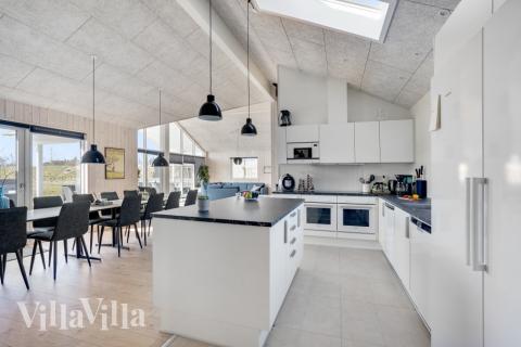 In der Küche des Luxusferienhauses ist alles vorhanden, was man braucht, um Mahlzeiten für 18 Personen zuzubereiten.