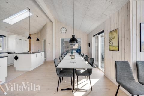 Der Aufenthaltsraum bietet Platz für 18 Personen, wenn ihr das Ferienhaus 523 in Nordjütland besucht.