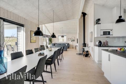 Aufenthaltsraum mit Platz für 18 im Luxusferienhaus Nr. 523.