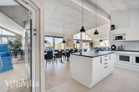 Gut ausgestattete Küche im Luxusferienhaus Nr. 523 in Nordjütland.