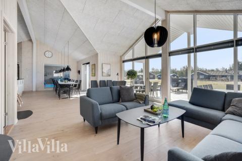 Die Couchecke im Luxusferienhaus Nr. 523 in Nordjütland.