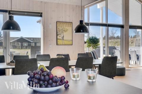 Der große, lichtdurchflutete Aufenthaltsraum im Luxusferienhaus Nr. 523 für 18.