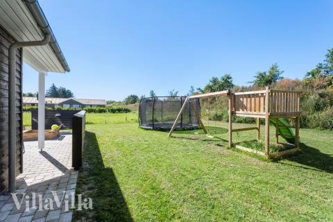 Zu dem attraktiven Ferienhaus Nr. 523 in Nordjütland gehört auch ein tolles Angebot im Außenbereich, z. B. Spieleturm und Schaukeln