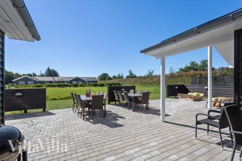Genießen Sie einen Grillabend auf der Terrasse des Luxusferienhauses Nr. 523 in Nordjütland
