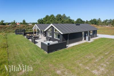 Dieses schöne Poolhaus Nr. 523 mit Platz für 18 Personen liegt in Nordjütland