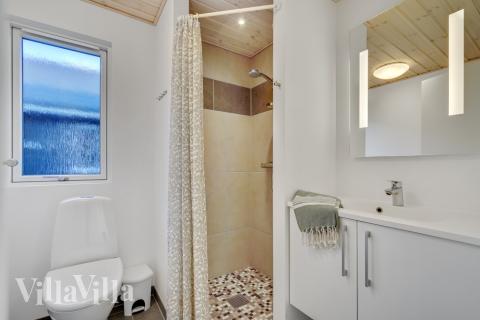 Eines der Badezimmer im Luxusferienhaus Nr. 536