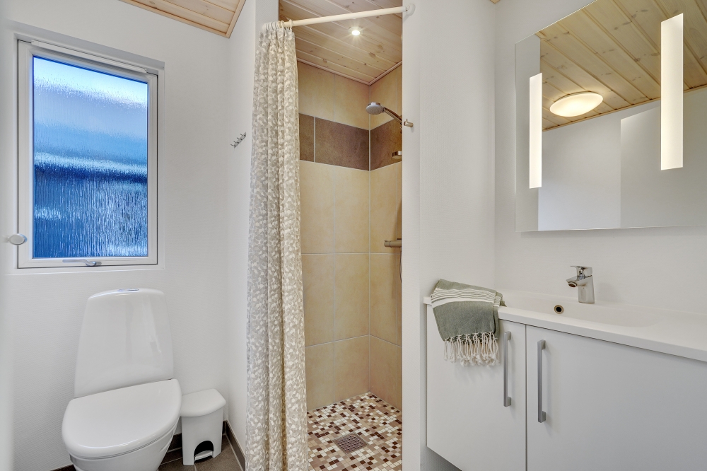 Eines der Badezimmer im Luxusferienhaus Nr. 536