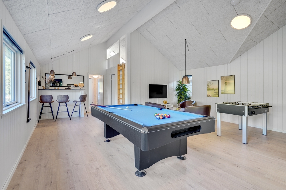 Neben den vielen schönen Stunden, die man im Poolbereich des Hauses verbringen kann, bietet das Luxusferienhaus 536 auch Spielevergnügen bei Billard/Tischtennis und Darts