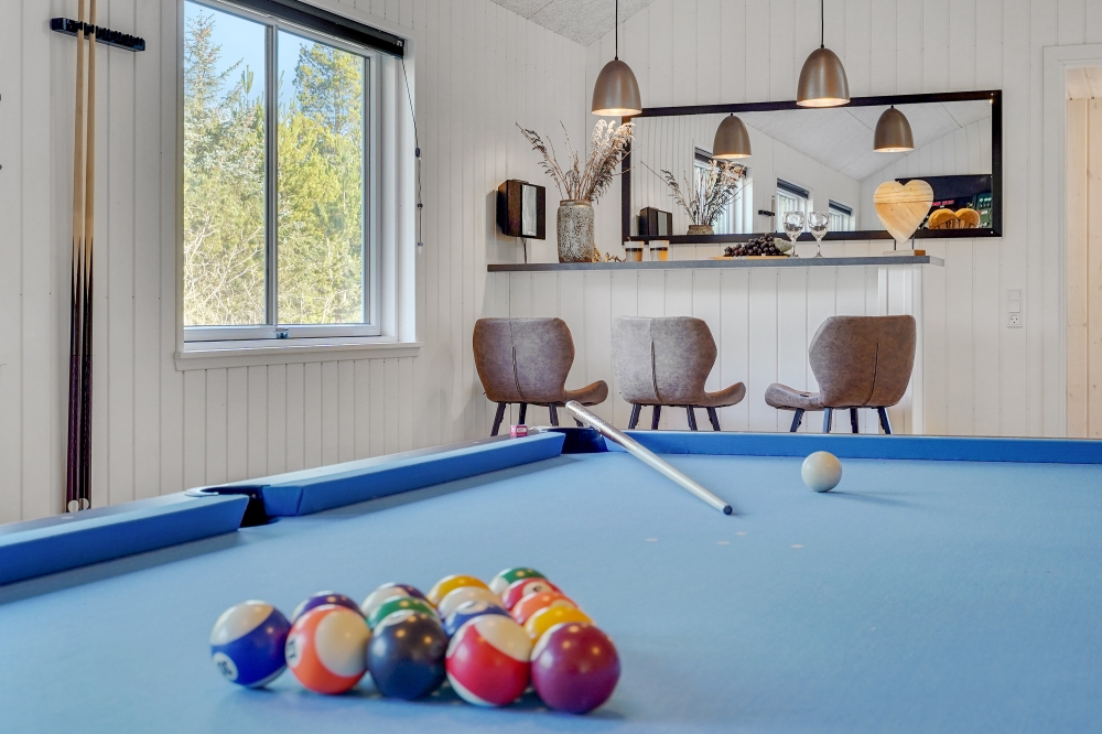 Das Luxusferienhaus 536 für 18 Personen hat einen großen Aktivitätsraum mit u. a. Billard und Darts