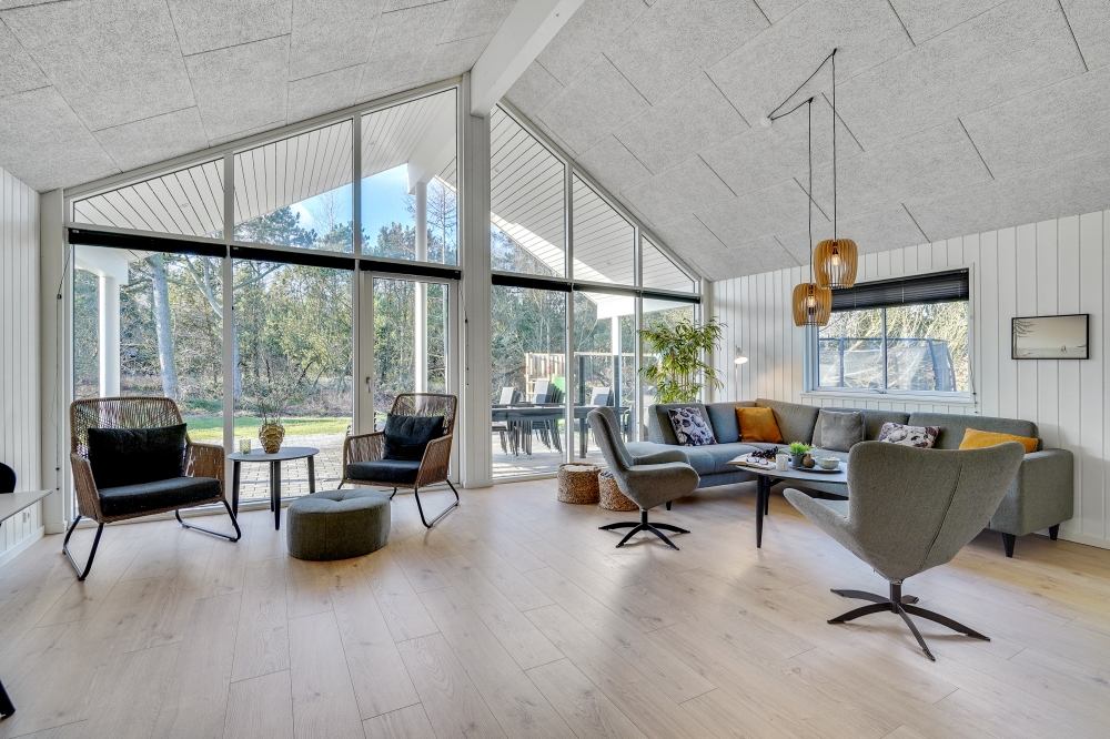 Die Couch im Luxusferienhaus Nr. 536 in Westjütland lädt zu Gesellschaftsspielen oder zu Kinoabenden ein.