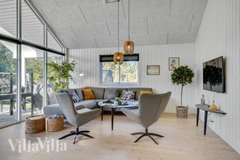 Die Couch im Luxusferienhaus Nr. 536 in Westjütland lädt zu Gesellschaftsspielen oder zu Kinoabenden ein.