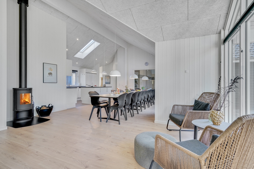 Der Aufenthaltsraum bietet Platz für 18 Personen, wenn ihr das Ferienhaus 536 in Westjütland besucht.