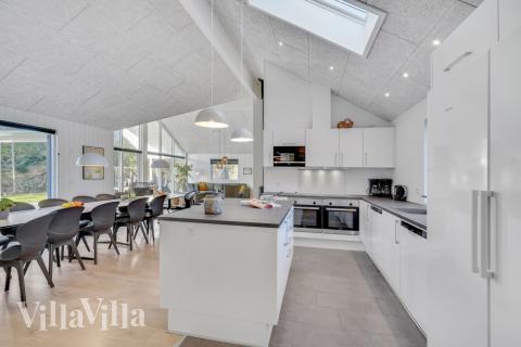 Gut ausgestattete Küche im Luxusferienhaus Nr. 536 in Westjütland.