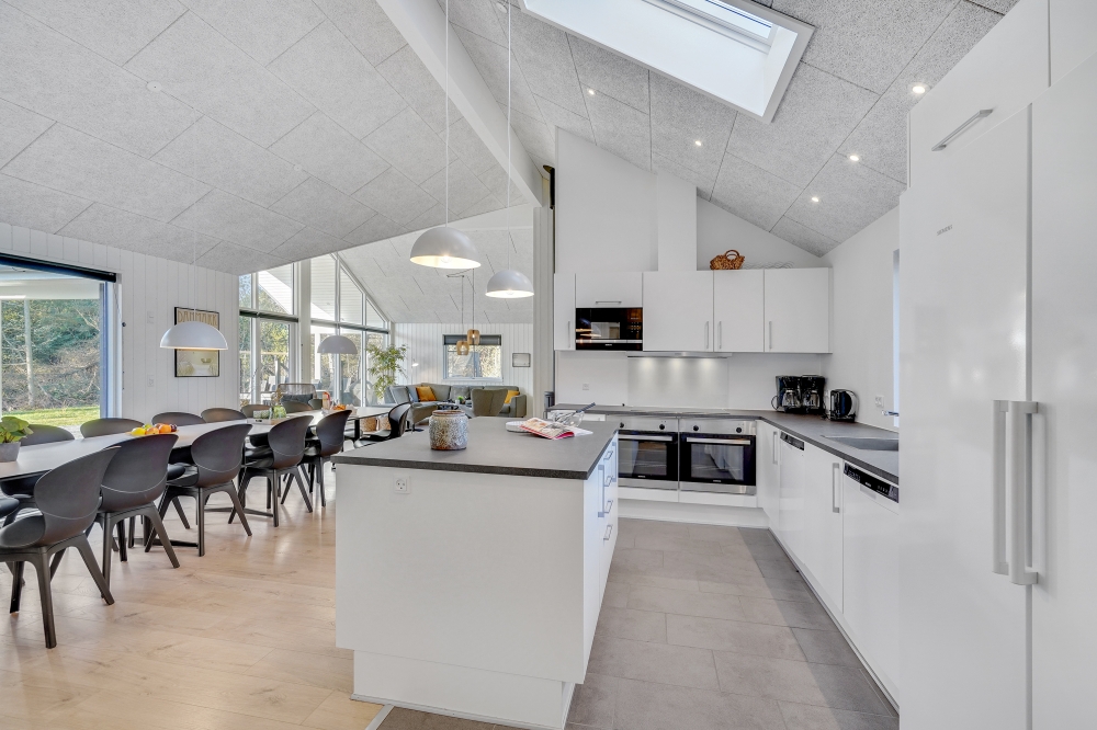 Gut ausgestattete Küche im Luxusferienhaus Nr. 536 in Westjütland.