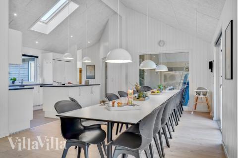 Der große, lichtdurchflutete Aufenthaltsraum im Luxusferienhaus Nr. 536 für 18.