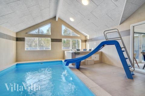 Das Ferienhaus 536 hat einen schicken Poolbereich mit Wasserrutsche, einem geräumigen, eingelassenen Whirlpool und einer Sauna.