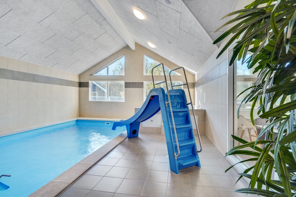 Das Ferienhaus 536 hat einen schicken Poolbereich mit Wasserrutsche, einem geräumigen, eingelassenen Whirlpool und einer Sauna.
