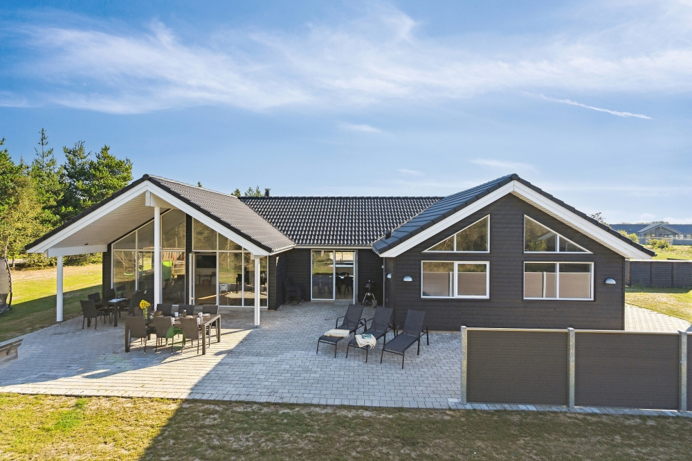 Das Luxusferienhaus Nr. 536 hat eine tolle Terrasse, die mit hochwertigen Gartenmöbeln für 18 Personen ausgestattet ist.
