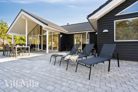 Genießen Sie einen Grillabend auf der Terrasse des Luxusferienhauses Nr. 536 in Westjütland